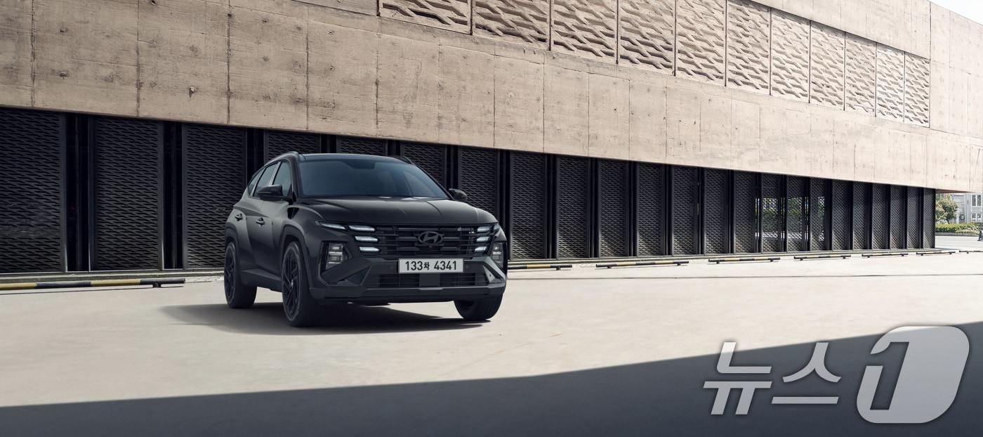 본문 이미지 - 현대자동차가 대표 SUV 싼타페와 투싼의 연식변경 모델 '2026 싼타페' '2026 투싼'과 소형 SUV 코나의 신구 디자인 패키지인 '코나 블랙 익스테리어'를 7일 출시하고 본격적인 판매에 돌입했다고 밝혔다. 사진은 2026 투싼 블랙 익스테리어. (현대차 제공. 재판매 및 DB 금지) 2025.8.7 ⓒ 뉴스1