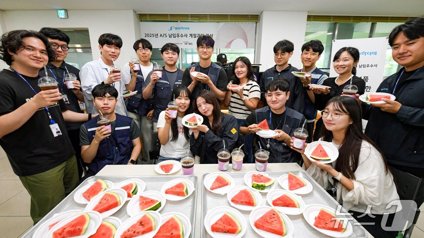 현대모비스 협력사 직원들이 현대모비스로부터 받은 수박 선물을 먹고 있는 모습<자료사진>(현대모비스 제공). 2025.08.07.