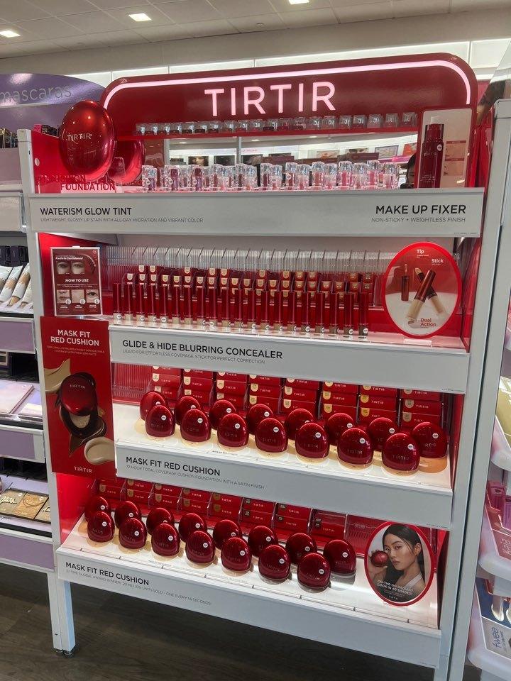 본문 이미지 - 티르티르(TIRTIR)는 미국 최대 뷰티 리테일러 얼타뷰티(Ulta Beauty) 약 400개 매장에 공식 입점했다.(티르티르제공)