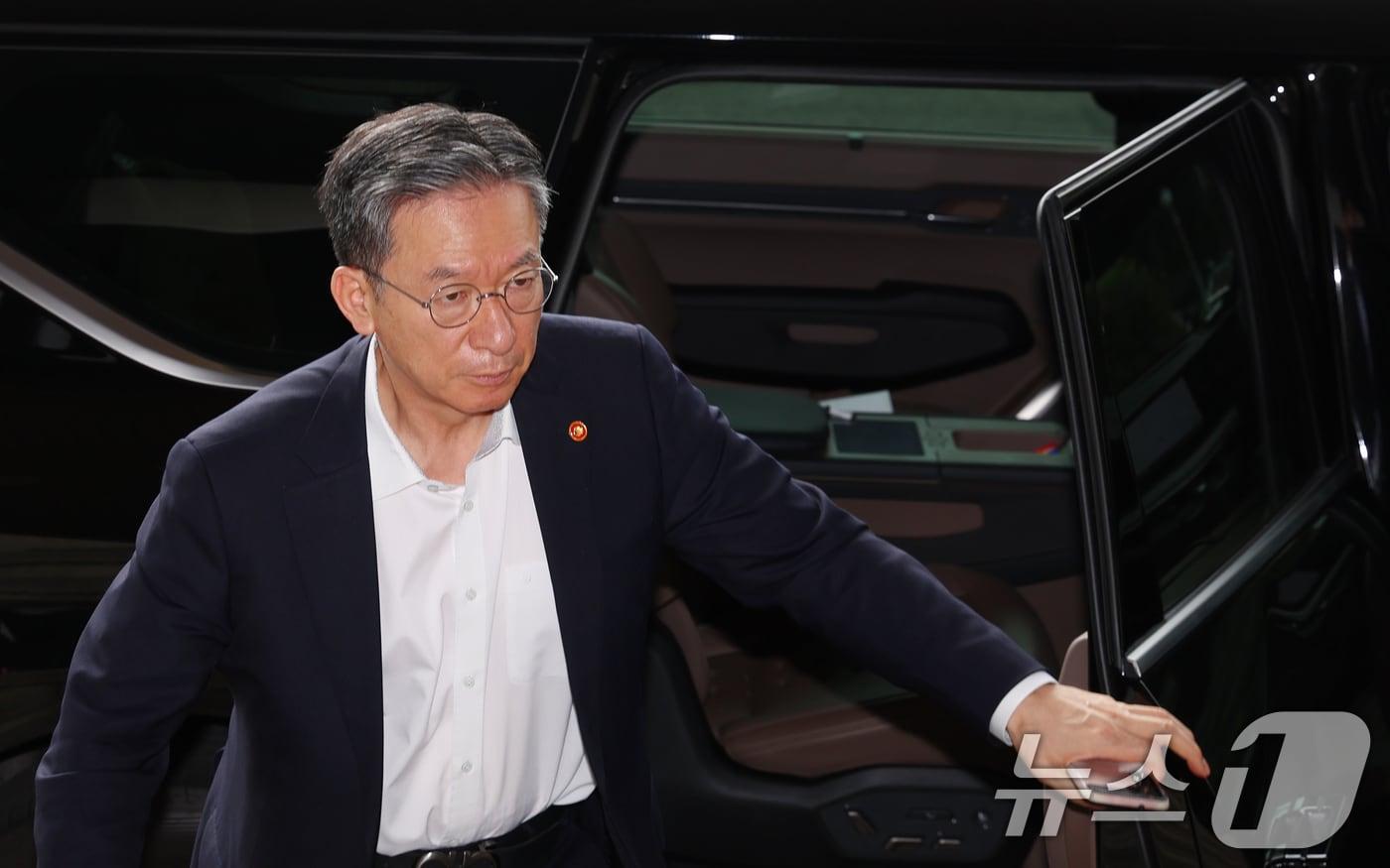 정성호 법무부 장관이 7일 오전 경기도 과천시 정부과천청사 법무부로 출근을 하고 있다. 법무부는 이날 오후 2시부터 정부과천청사에서 사면심사위를 열어 8.15 광복절 특사 대상자를 심사한다. 2025.8.7/뉴스1