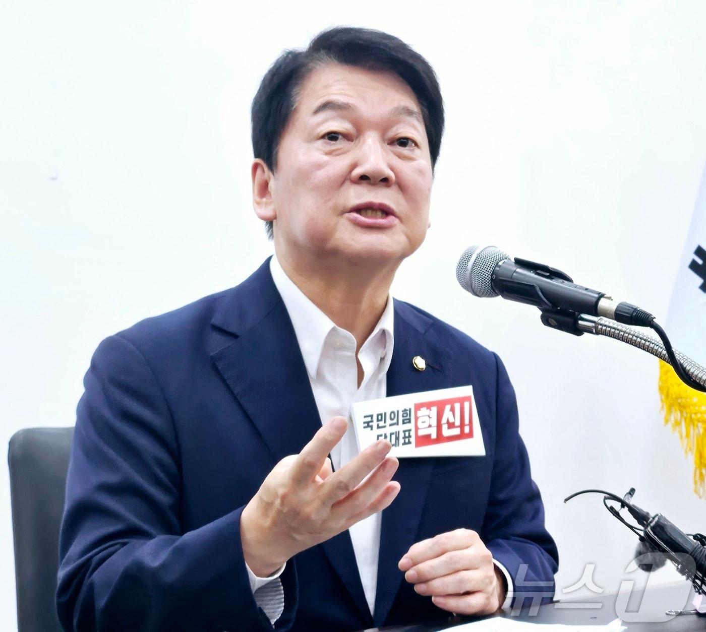 본문 이미지 - 8·22 국민의힘 전당대회 당 대표 후보인 안철수 국회의원(경기 성남시 분당구갑)이 7일 오전 대구 수성구 범어동 국민의힘 대구시당 회의실에서 기자간담회를 열고 출마의 변을 밝히고 있다. 2025.8.7/뉴스1 ⓒ News1 남승렬 기자