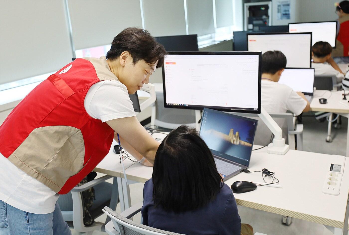 롯데이노베이트 사내 AI 전문가가 금천구청 아동을 대상으로 AI 교유을 진행하는 모습.(롯데이노베이트 제공)