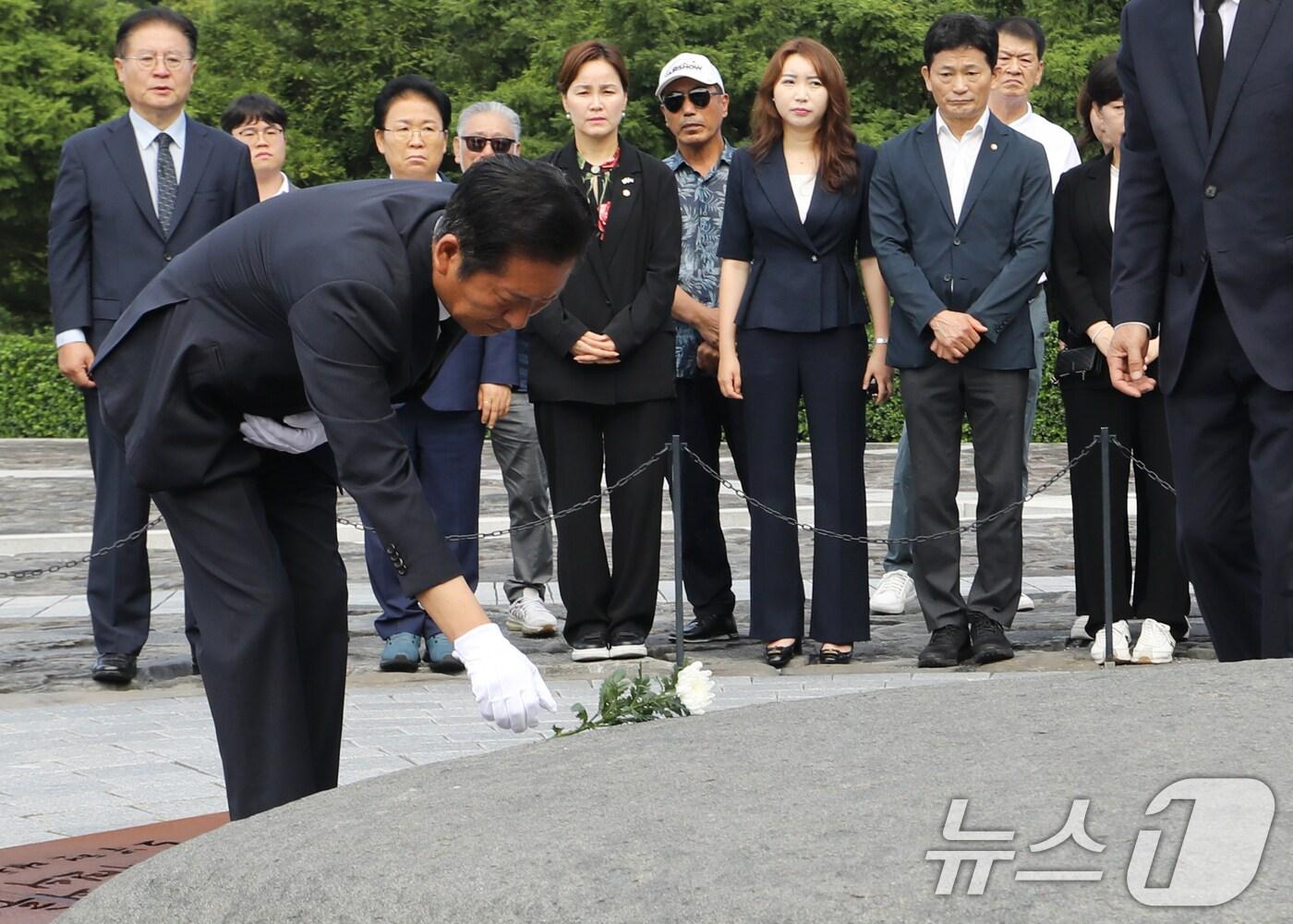 본문 이미지 - 정청래 더불어민주당 대표가 7일 오전 경남 김해시 진영읍 봉하마을을 찾아 고 노무현 전 대통령 묘역을 참배하고 있다. 2025.8.7/뉴스1 ⓒ News1 윤일지 기자