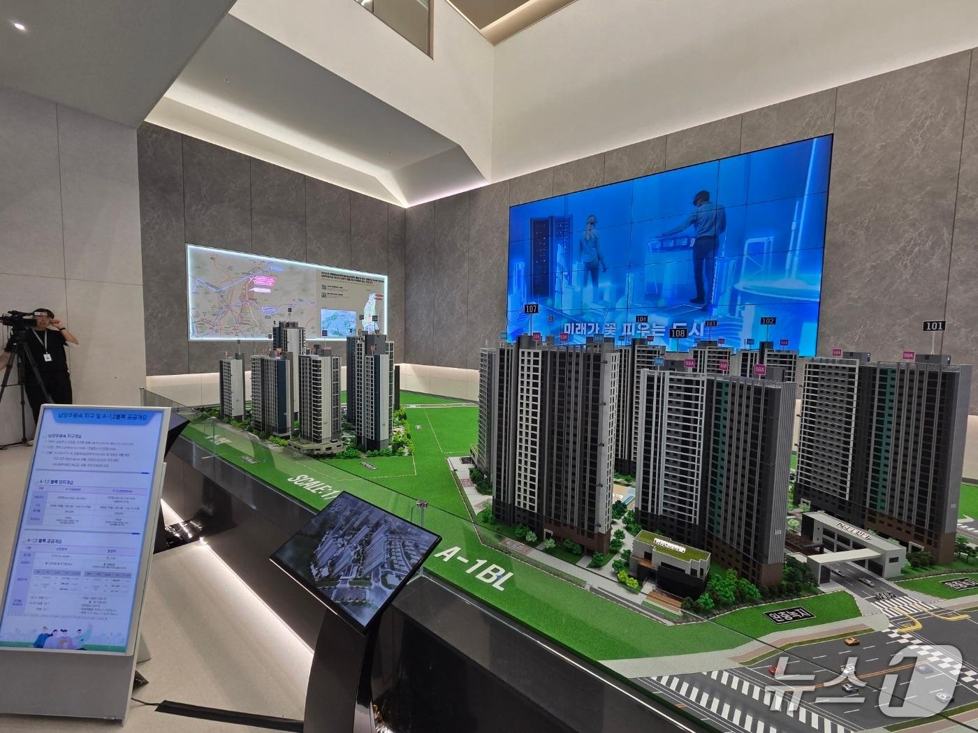 본문 이미지 - 경기도 남양주시 별내동에 위치한 남양주 왕숙 A-1, A-2 블록 주택전시관. /뉴스1 ⓒ News1 황보준엽 기자