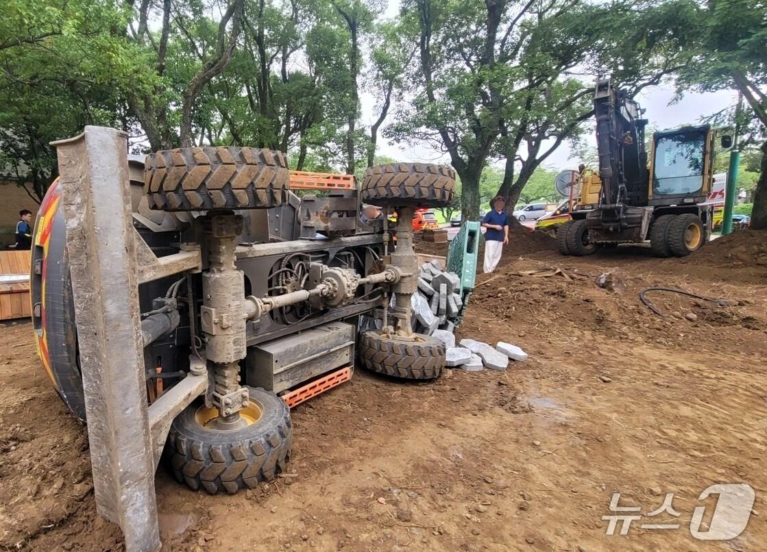 본문 이미지 - 7일 제주시 아라이동 공사장에서 포크레인이 쓰러졌다.(제주도소방안전본부 제공. 재판매 및 DB 금지)