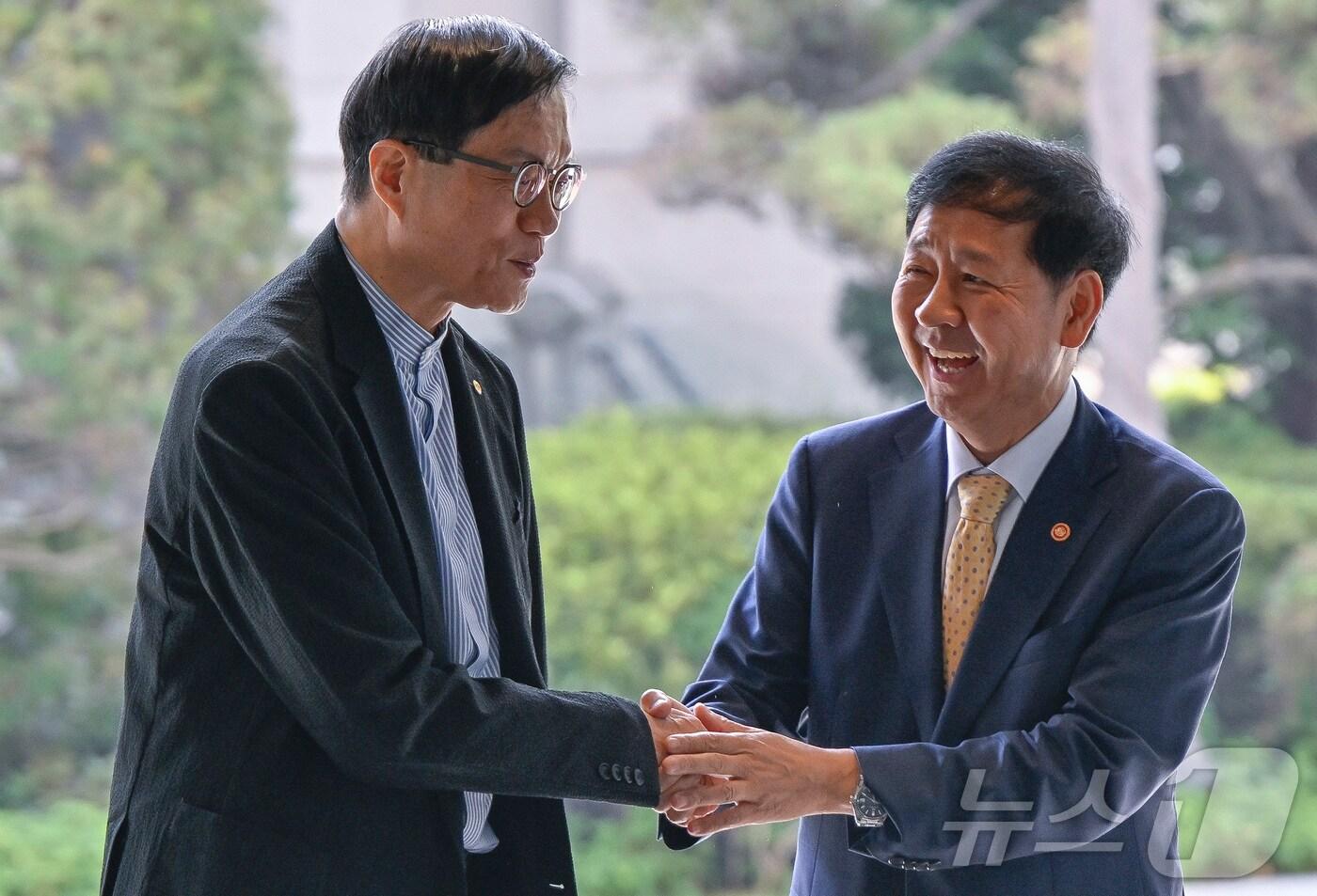 구윤철 경제부총리 겸 기획재정부 장관(오른쪽)이 7일 오전 서울시 중구 남대문로 한국은행을 방문, 마중 나온 이창용 한국은행 총재와 손을 맞잡은 뒤 환하게 미소 짓고 있다. ⓒ News1