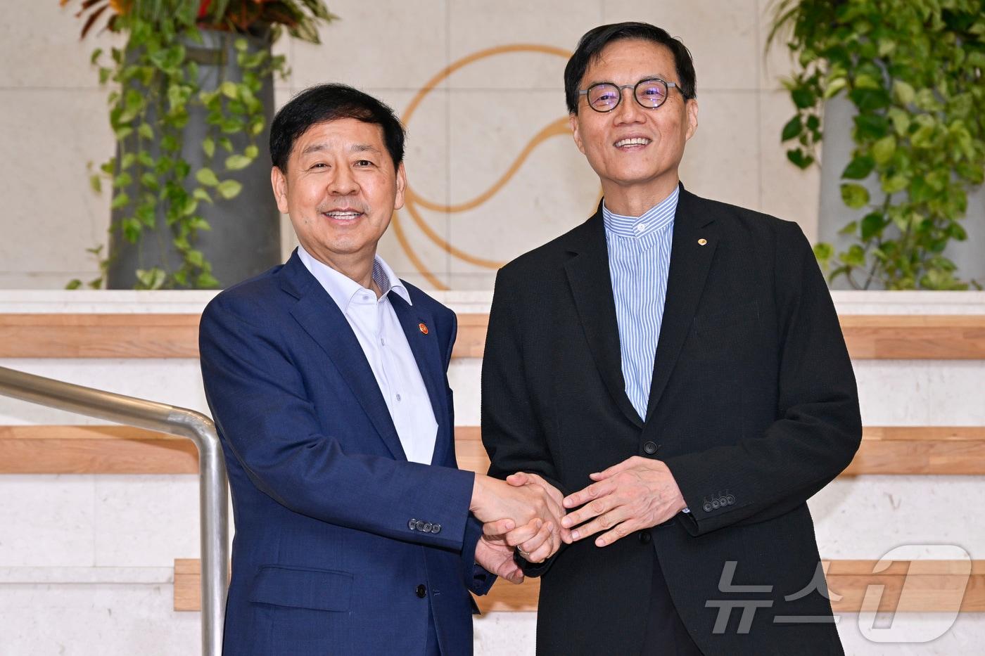 구윤철 경제부총리 겸 기획재정부 장관과 이창용 한국은행 총재가 7일 오전 서울시 중구 남대문로 한국은행에서 악수를 하고 있다. (공동취재) ⓒ News1 박정호 기자
