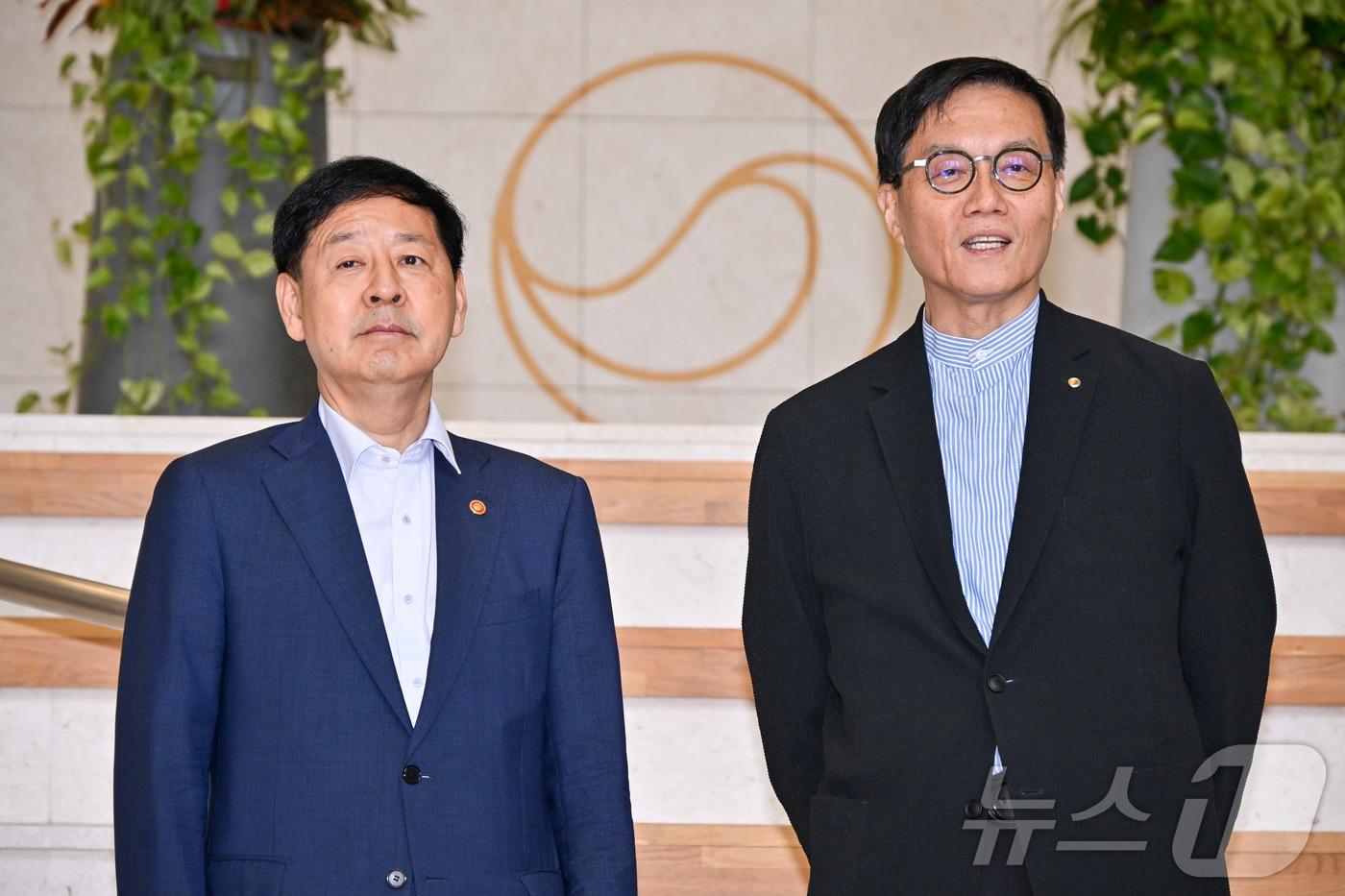 이창용 한국은행 총재(오른쪽)가 7일 오전 서울시 중구 남대문로 한국은행에서 구윤철 경제부총리 겸 기획재정부 장관을 만나 발언을 하고 있다. (공동취재) ⓒ News1 박정호 기자