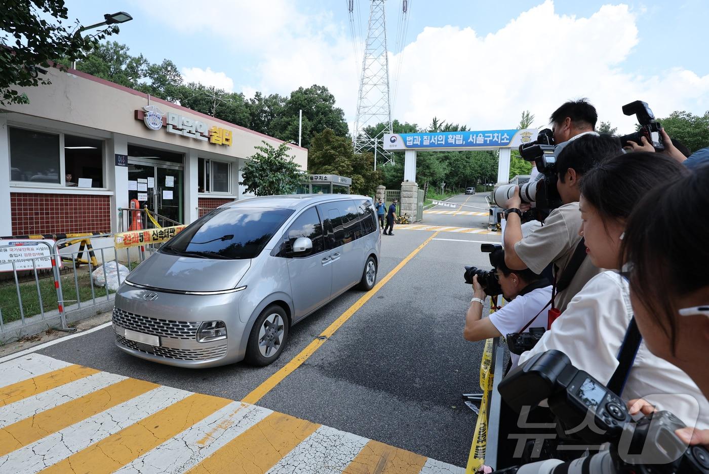 김건희 여사 관련 의혹을 수사하는 민중기 특별검사팀 차량이 지난달 7일 오전 윤석열 전 대통령에 대한 2차 체포영장 집행이 무산된 뒤 경기 의왕시 서울구치소 밖으로 이동하고 있다. 2025.8.7/뉴스1 ⓒ News1 신웅수 기자