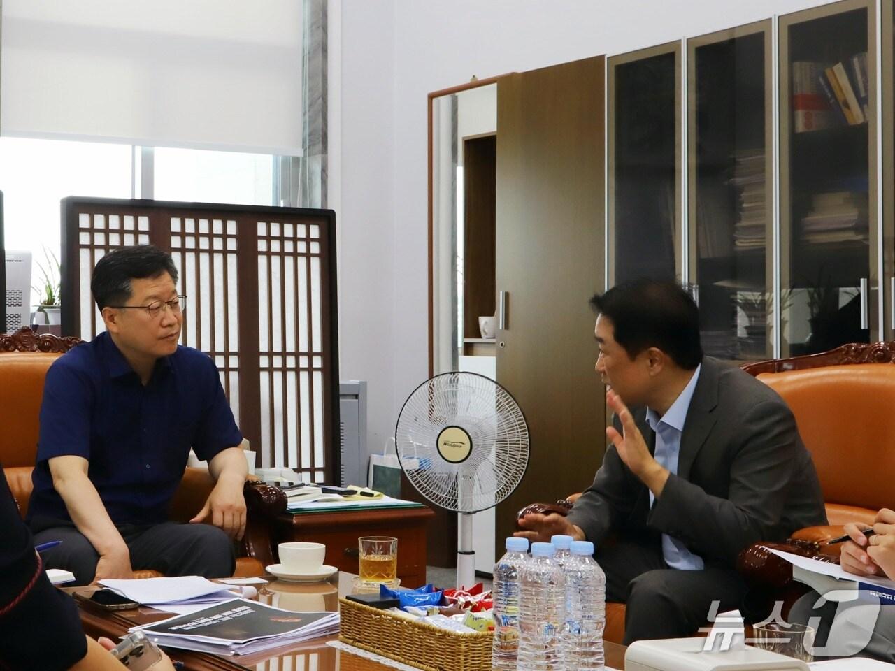 본문 이미지 - 지난 6일 안호영 의원이 국회에서 박연병 행정안전부 자치분권국장과 대화를 나누고 있다.(안호영 의원실 제공. 재판매 및 DB금지)/뉴스1 