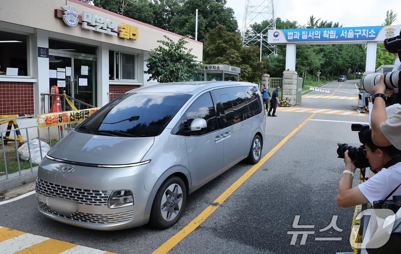 윤석열 전 대통령 체포영장 재집행이 무산된 7일 김건희 특검팀 차량이 경기도 의왕시 서울구치소를 나서고 있다. 2025.8.7/뉴스1 ⓒ News1 신웅수 기자