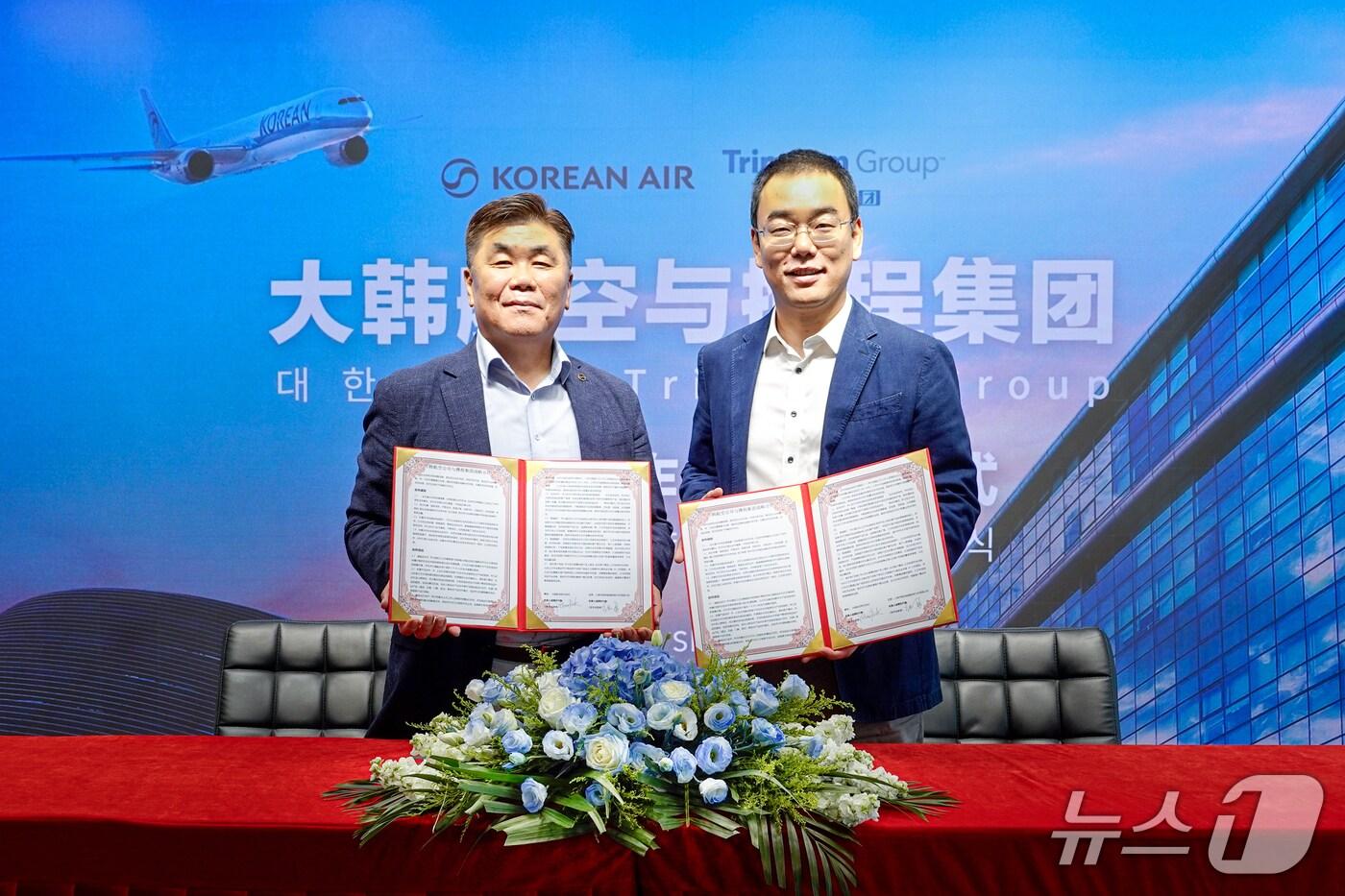 6일 중국 상하이 트립닷컴 본사에서 박요한 대한항공 중국지역본부장(왼쪽)과 장용 트립닷컴그룹 항공권 사업부 최고경영자(CEO)가 업무협약(MOU)을 체결한 뒤 기념 사진을 촬영한 모습(대한항공 제공). 2025.08.06.