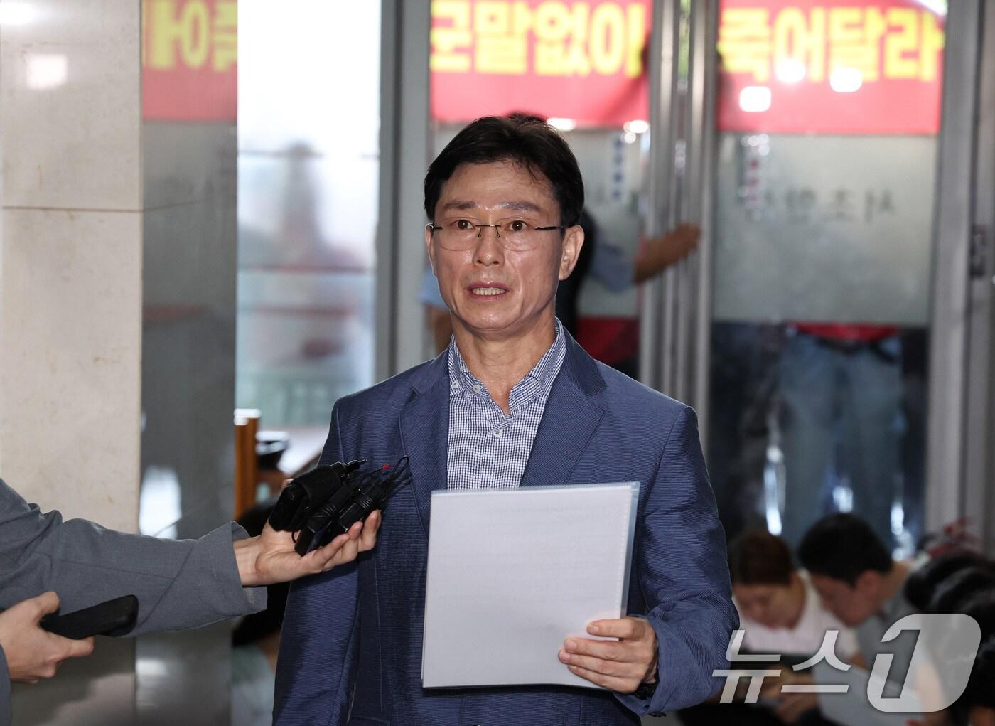 본문 이미지 - 해병대원 순직사건과 관련해 업무상 과실치사 혐의를 받는 임성근 전 해병대 1사단장이 7일 오전 피의자 신분으로 조사를 받기 위해 서울 서초동 순직해병특검팀으로 출석해 입장을 밝히고 있다. 2025.8.7/뉴스1 ⓒ News1 구윤성 기자