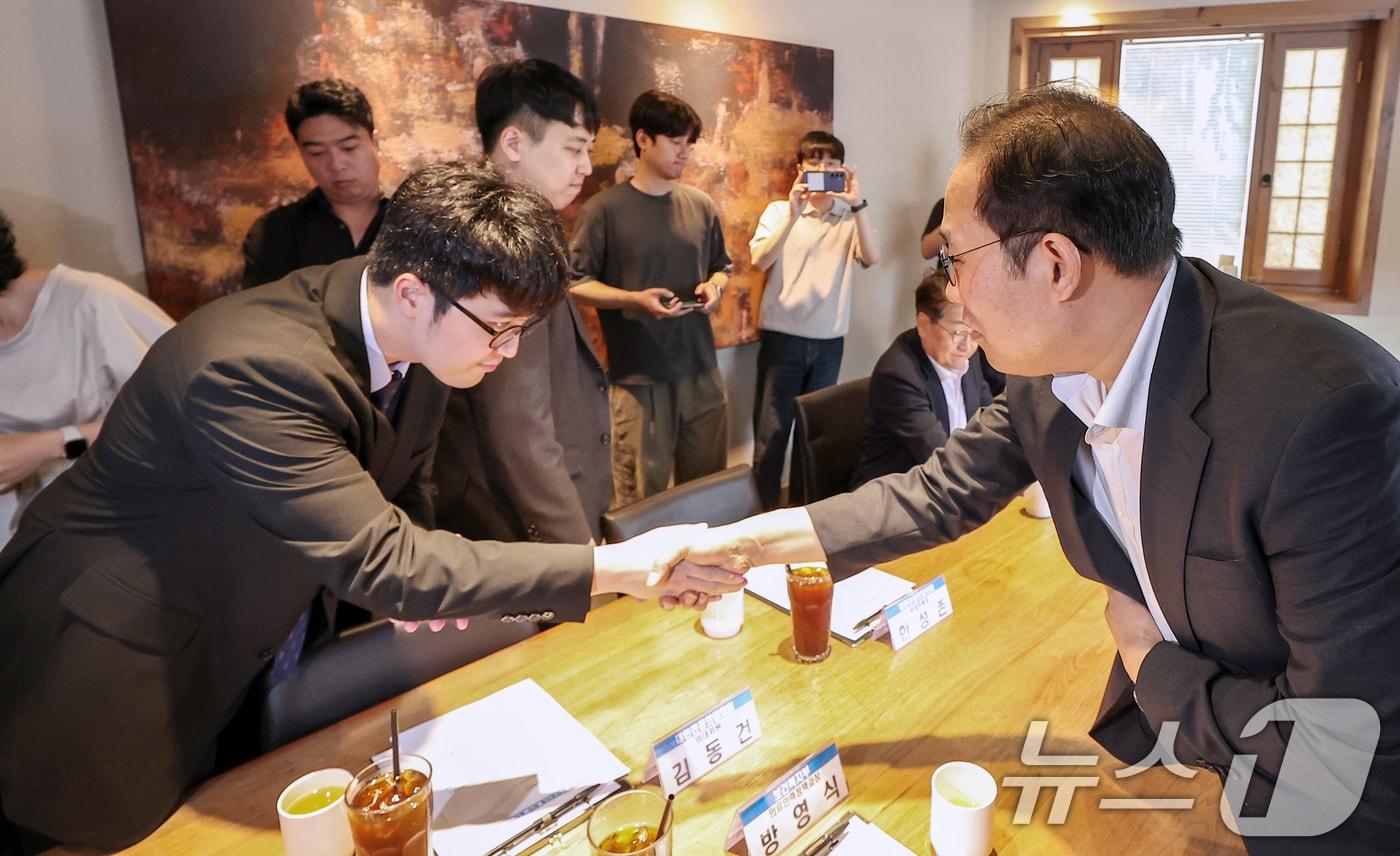 김동건 대한전공의협의회 비상대책위원과 김국일 보건복지부 보건의료정책관이 지난 7일 서울 중구 달개비에서 열린 수련협의체 제3차 회의에서 인사를 하던 모습. 2025.8.7/뉴스1 ⓒ News1 김성진 기자