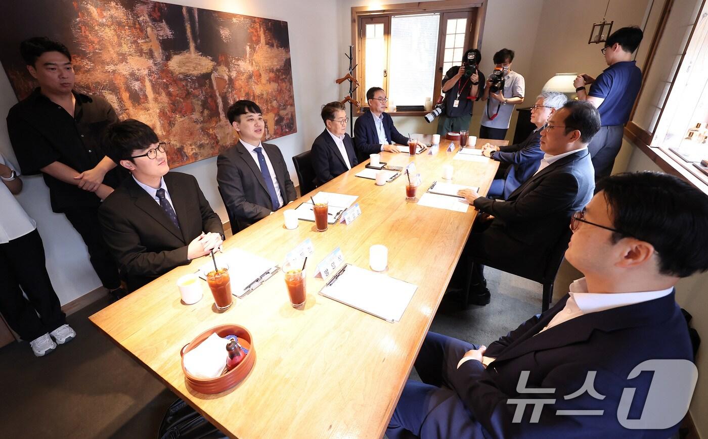 지난 7일 한성존 대한전공의협의회 비상대책위원장과 김국일 보건복지부 보건의료정책관이 서울 중구 달개비에서 열린 수련협의체 제3차 회의에서 대화하고 있다. /뉴스1 ⓒ News1 김성진 기자