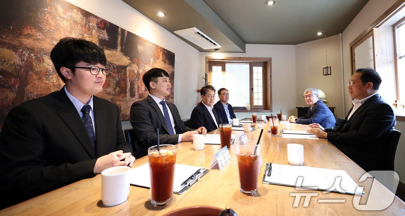 한성존 대한전공의협의회 비상대책위원장과 김국일 보건복지부 보건의료정책관이 7일 서울 중구 달개비에서 열린 수련협의체 제3차 회의에서 대화하고 있다. 2025.8.7/뉴스1 ⓒ News1 김성진 기자