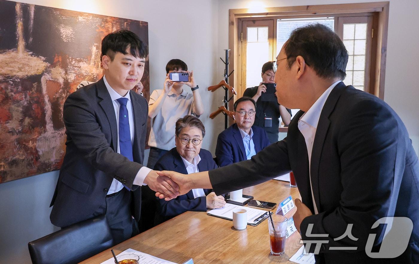 지난달 7일 한성존 대한전공의협의회 비상대책위원장과 김국일 보건복지부 보건의료정책관이 서울 중구 달개비에서 열린 수련협의체 제3차 회의에서 인사하고 있다. /뉴스1 ⓒ News1 김성진 기자