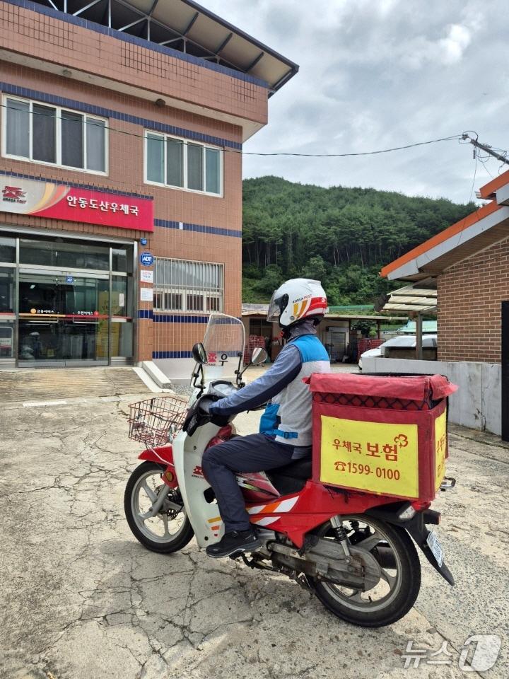 본문 이미지 - 안동시 안부 살핌 우편서비스의 김재현 집배원이 우체국으로 들어서고 있다.(안동시 제공. 재판매 및 DB 금지)2025.8.7/뉴스1