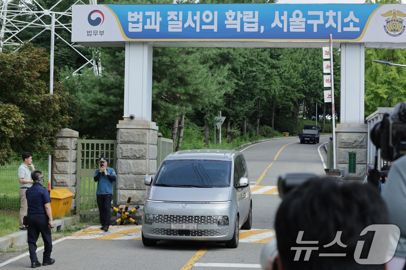 김건희 여사 관련 의혹을 수사하는 민중기 특별검사팀 차량이 7일 오전 윤석열 전 대통령에 대한 2차 체포영장 집행이 무산된 뒤 경기 의왕시 서울구치소 밖으로 이동하고 있다. 2025.8.7/뉴스1 ⓒ News1 신웅수 기자