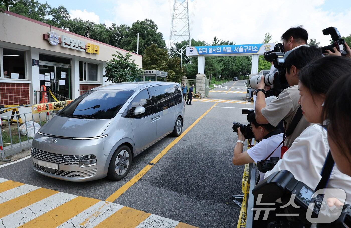 김건희 여사 관련 의혹을 수사하는 민중기 특별검사팀 차량이 7일 오전 윤석열 전 대통령에 대한 2차 체포영장 집행이 무산된 뒤 경기 의왕시 서울구치소 밖으로 이동하고 있다./뉴스1 ⓒ News1 신웅수 기자