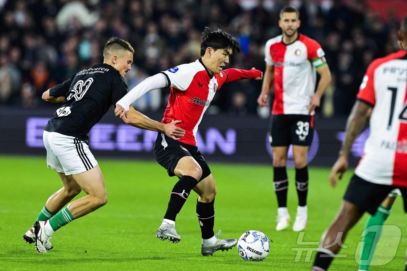 페예노르트의 황인범&#40;가운데&#41; ⓒ AFP=뉴스1