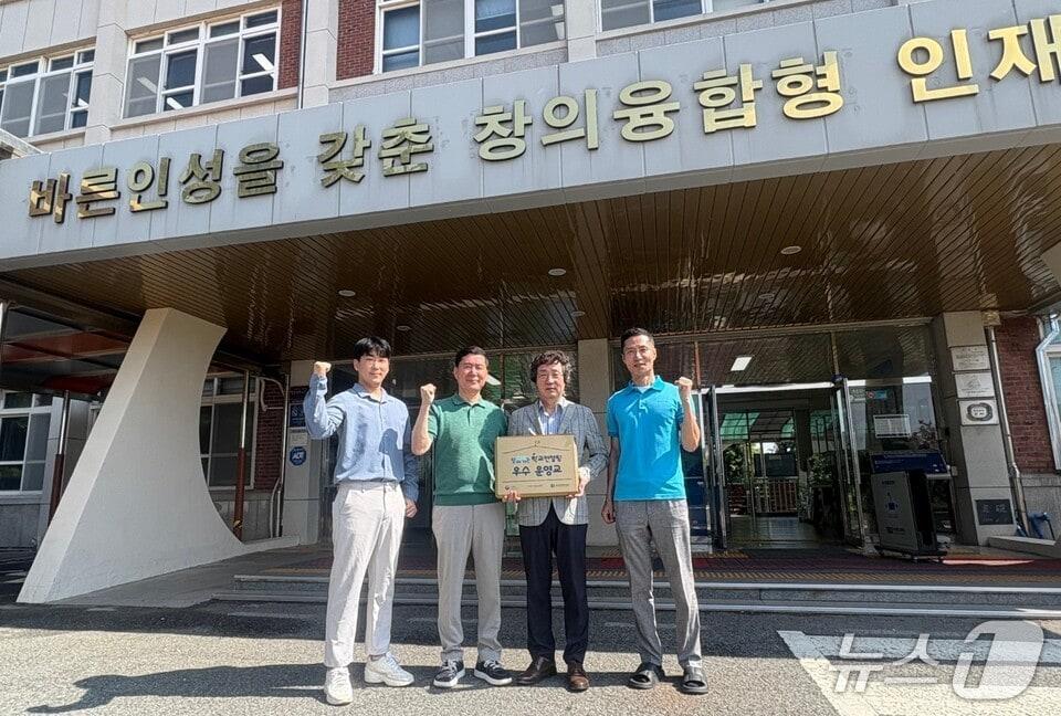 본문 이미지 - 나주공고 교직원들이 &#39;찾아가는 학교 컨설팅&#39; 사업 우수 운영교 선정 현판을 들고 기념사진을 찍고 있다. &#40;전남도교육청 제공, 재판매 및 DB 금지&#41;/뉴스1 