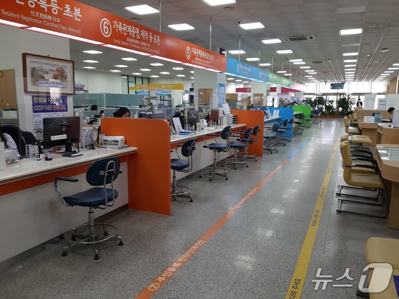 본문 이미지 - 군산시청 민원실./뉴스1 DB