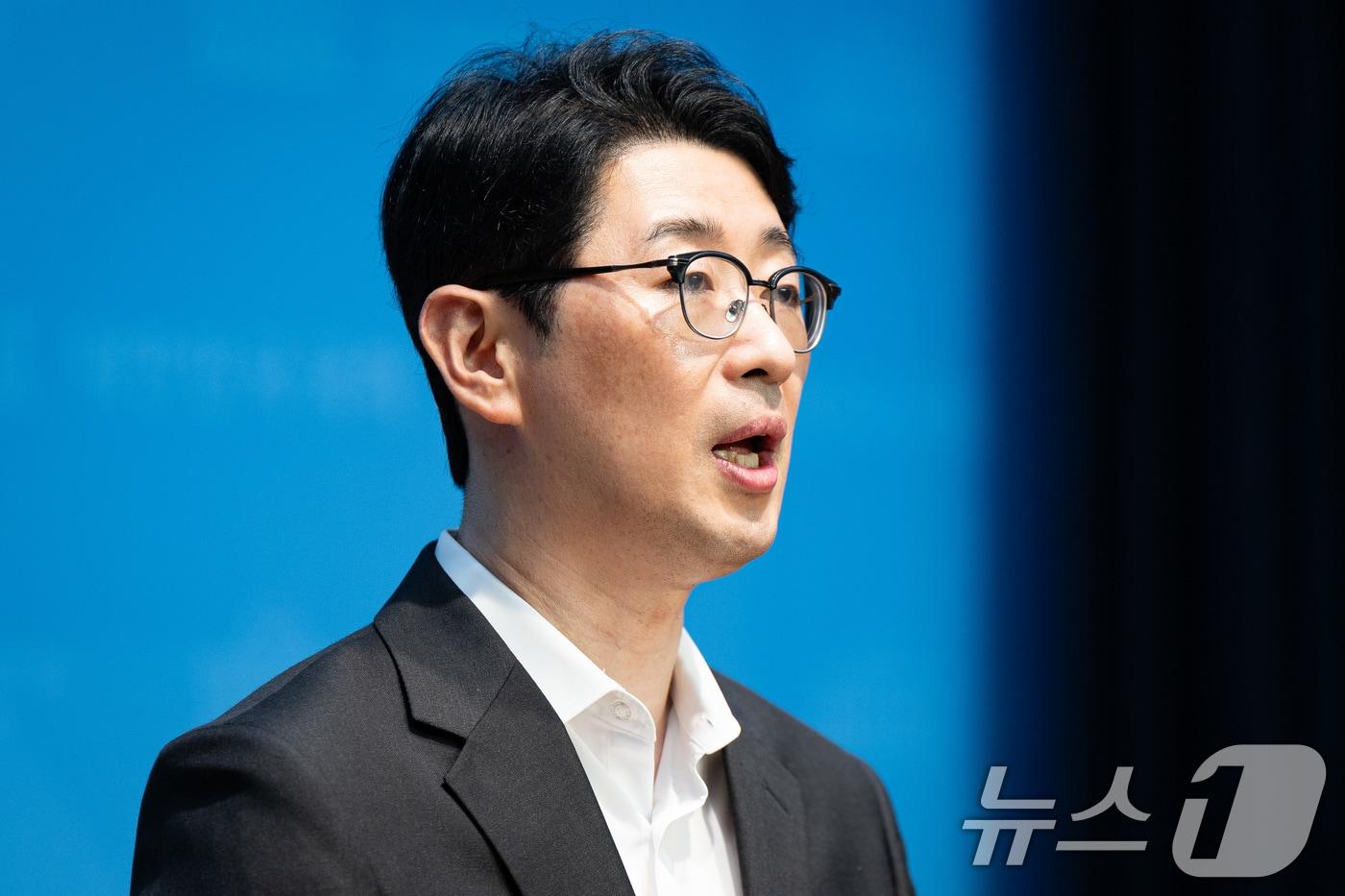 국민의힘 당대표에 출마한 주진우 의원이 7일 서울 여의도 국회 소통관에서 &#39;주식 차명거래 의혹&#39; 이춘석 더불어민주당 의원에 대한 특검법 발의 기자회견을 하고 있다. 2025.8.7/뉴스1 ⓒ News1 유승관 기자