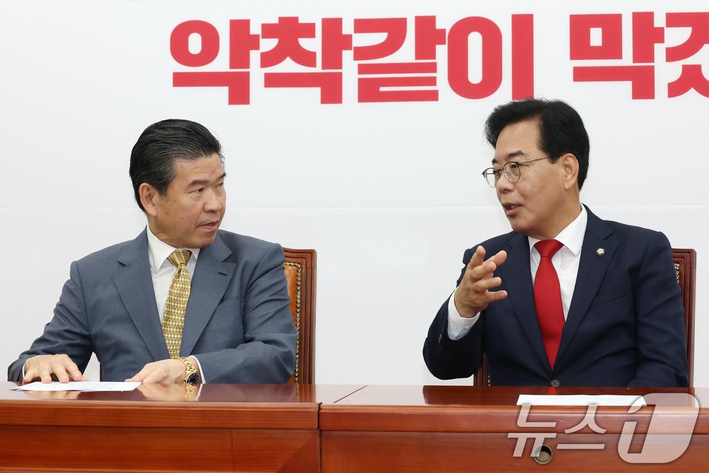 송언석 국미의힘 비상대책위원장 겸 원내대표가 7일 오전 서울 여의도 국회를 찾은 제임스 김 주한미국상공회의소(AMCHAM) 회장과 대화하고 있다. 2025.8.7/뉴스1 ⓒ News1 이광호 기자