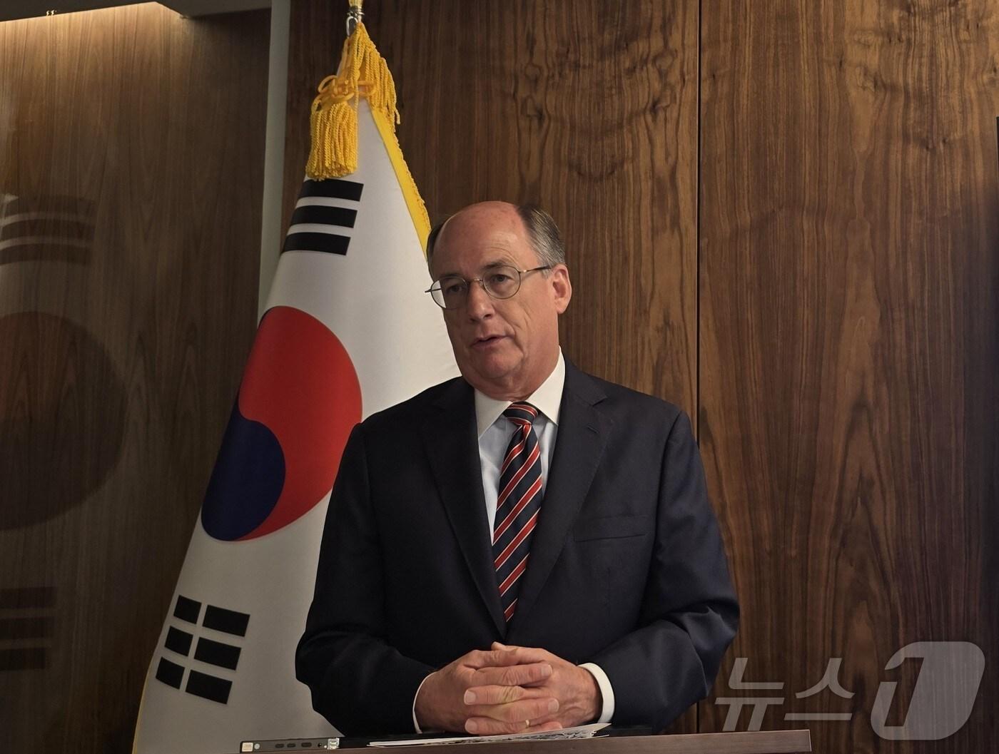 본문 이미지 - 제임스 웨이먼 한미의회교류센터(KIPEC) 초대 센터장이 6일(현지시간) 미국 워싱턴DC 소재 사무실에서 한국 기자들과 간담회를 진행하고 있다. ⓒ News1 류정민 특파원