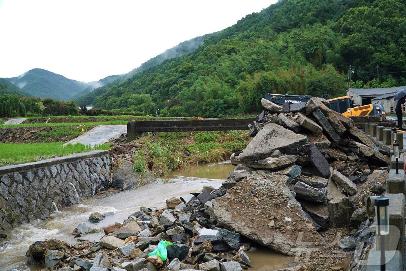 7월 중순 내린 극한 호우로 다리가 무너진 문평면 현장.(나주시 제공, 재배포 및 DB 금지) /뉴스1
