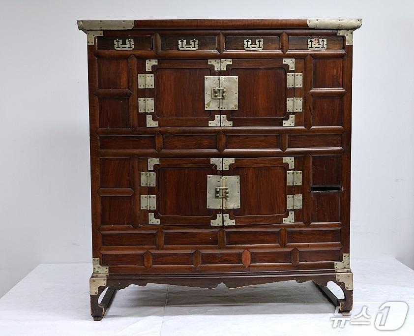 본문 이미지 - 박경리 작가의 이층장.(통영시 제공. 재판매 및 DB금지)