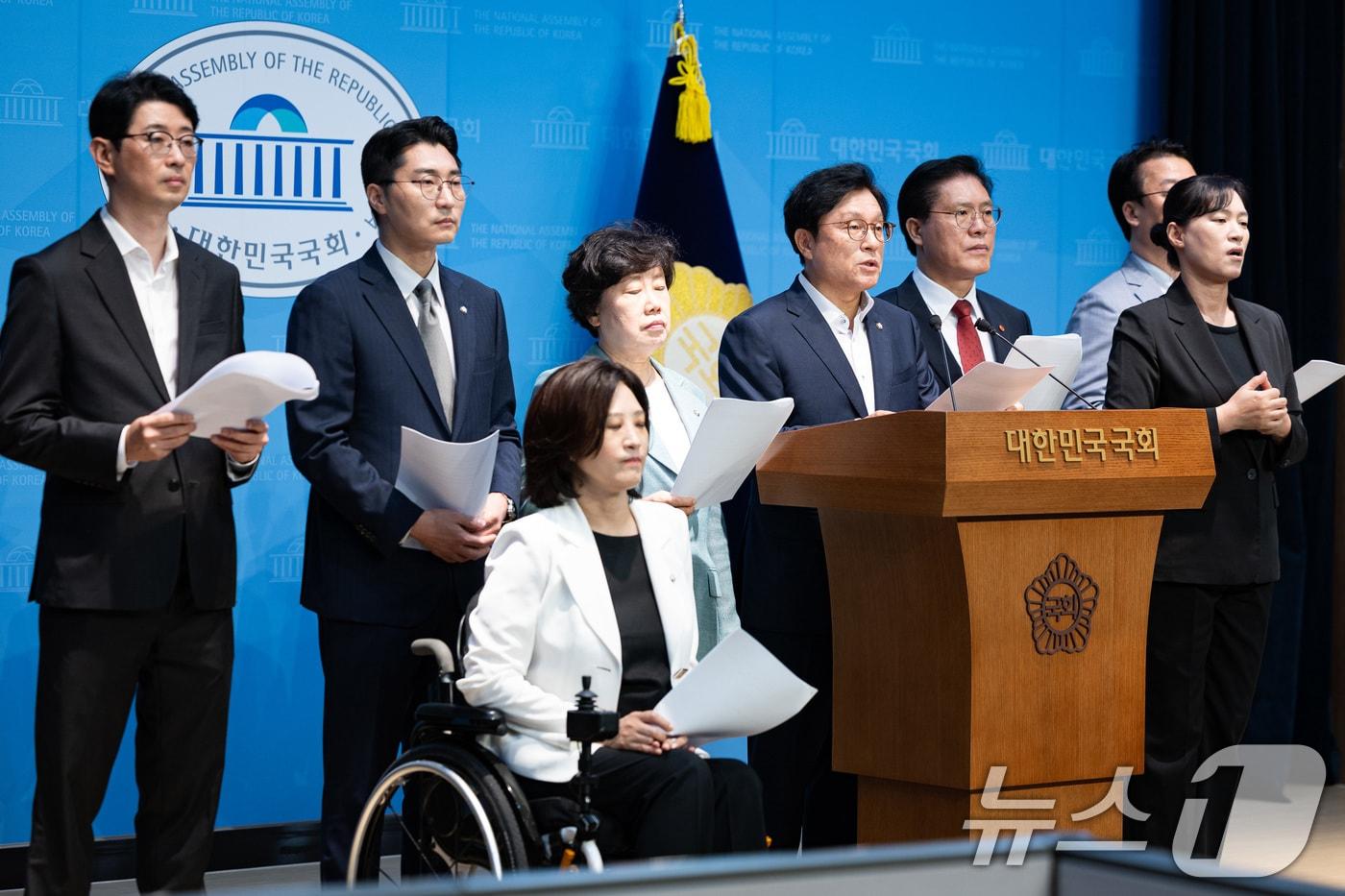 박형수 국회 법제사법위원회 국민의힘 간사를 비롯한 국민의힘 법사위원들이 7일 서울 여의도 국회 소통관에서 '주식 차명거래 의혹' 이춘석 의원 사건에 대한 성명서를 발표하고 이재명 대통령과 정청래 더불어민주당 대표의 사과를 촉구하고 있다. 2025.8.7/뉴스1 ⓒ News1 유승관 기자