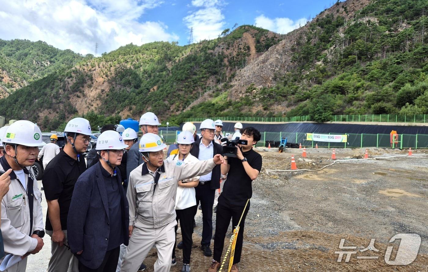 김성환 환경부장관이 7일 오전 경북 봉화군 영풍 석포제련소를 방문하여 아연 생산 공정 및 환경관리현황에 대한 설명을 듣고, 철저한 환경안전 관리를 당부하고 있다. ⓒ 뉴스1