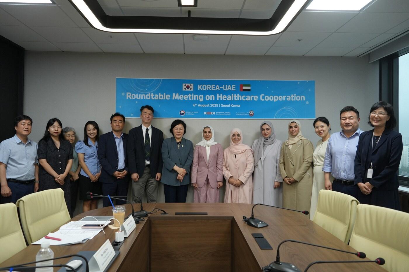 아랍에미리트 아부다비 보건부 대표단 단체사진.(한국보건산업진흥원 제공)