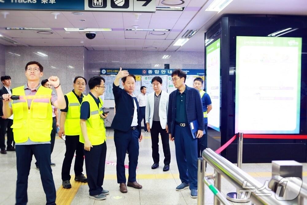 본문 이미지 - 연규양 대전교통공사 사장(가운데)이 6일 오후, 중앙로역과 대전역에서 사장주관 최종 현장지도 점검 및 군집대응 모의훈련에 참석했다. (대전교통공사 제공. 재판매 및 DB금지)2025.8.7/뉴스1