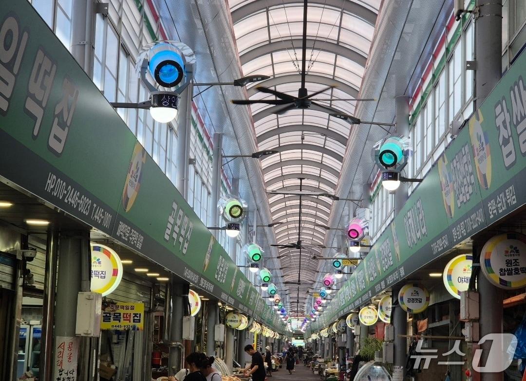 본문 이미지 - 군산시가 역전종합시장에 상인과 이용객들을 위해 무더위를 식힐 수 있는 쿨링포그를 설치했다.(군산시 제공. 재판매 및 DB금지)