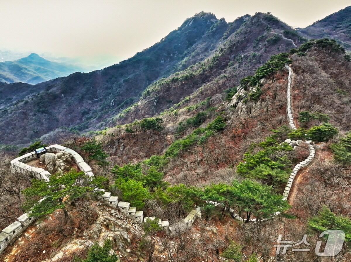 본문 이미지 - 북한산성 시단봉 구간 성벽. &#40;고양시 제공, 재판매 및 DB금지&#41;