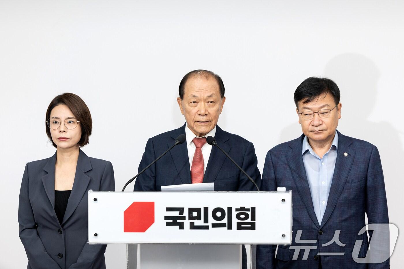 황우여 국민의힘 선거관리위원장이 7일 서울 여의도 국민의힘 당사에서 당대표 및 최고위원 후보자 예비경선 여론조사 결과를 발표하고 있다. 이날 발표에 따라 국민의힘 8·22 전당대회 당대표 본경선에 김문수·안철수·장동혁·조경태&#40;가나다 순&#41; 후보가 진출했다. 주진우 후보는 예비경선&#40;컷오프&#41;을 통과하지 못하고 탈락했다. 2025.8.7/뉴스1 ⓒ News1 이승배 기자