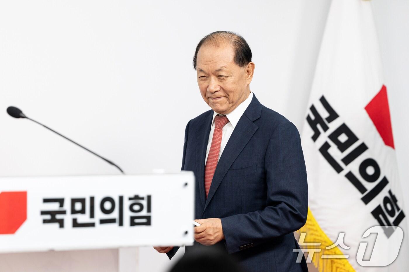 황우여 국민의힘 선거관리위원장이 7일 서울 여의도 국민의힘 당사에서 당대표 및 최고위원 후보자 예비경선 여론조사 결과발표를 위해 단상으로 향하고 있다.  2025.8.7/뉴스1 ⓒ News1 이승배 기자