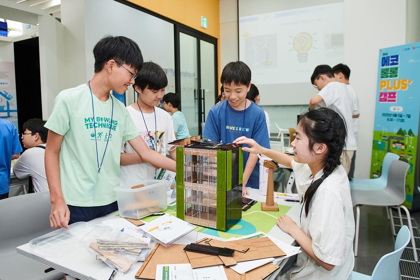 코오롱그룹의 비영리 재단법인 '꽃과어린왕자'가 '제9회 에코 롱롱 플러스 캠프'를 진행했다. 캠프에 참여한 학생들이 직접 친환경 빌딩과 도시를 설계해 보고 있다(코오롱 제공). ⓒ 뉴스1