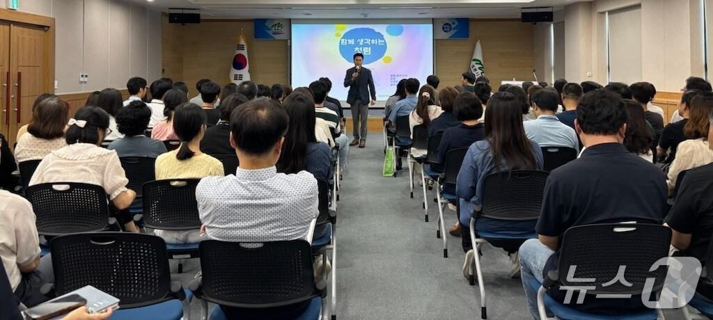본문 이미지 - 계룡시가 5일 시청 대회의실에서 전 직원을 대상으로 ‘함께 생각하는 청렴’이라는 주제로 청렴교육을 실시했다.(계룡시 제공.재판매 및 DB금지) /뉴스1