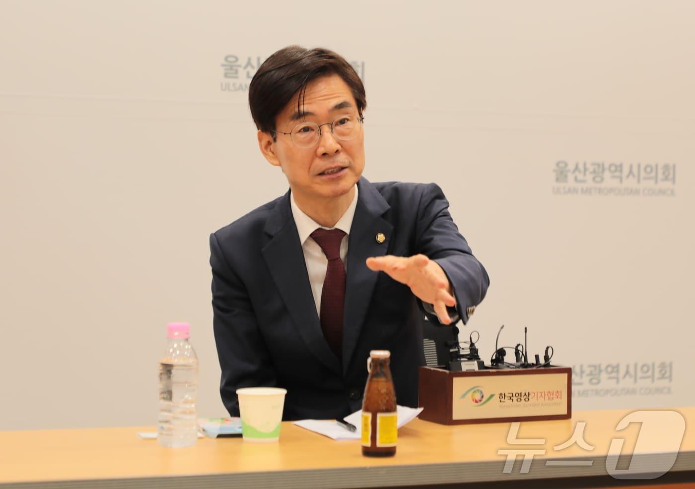 국민의힘 당대표 후보인 조경태 의원이 7일 울산시의회를 방문한 자리에서 질의응답을 나누고 있다. 2025.8.7/뉴스1 ⓒ News1 김세은 기자