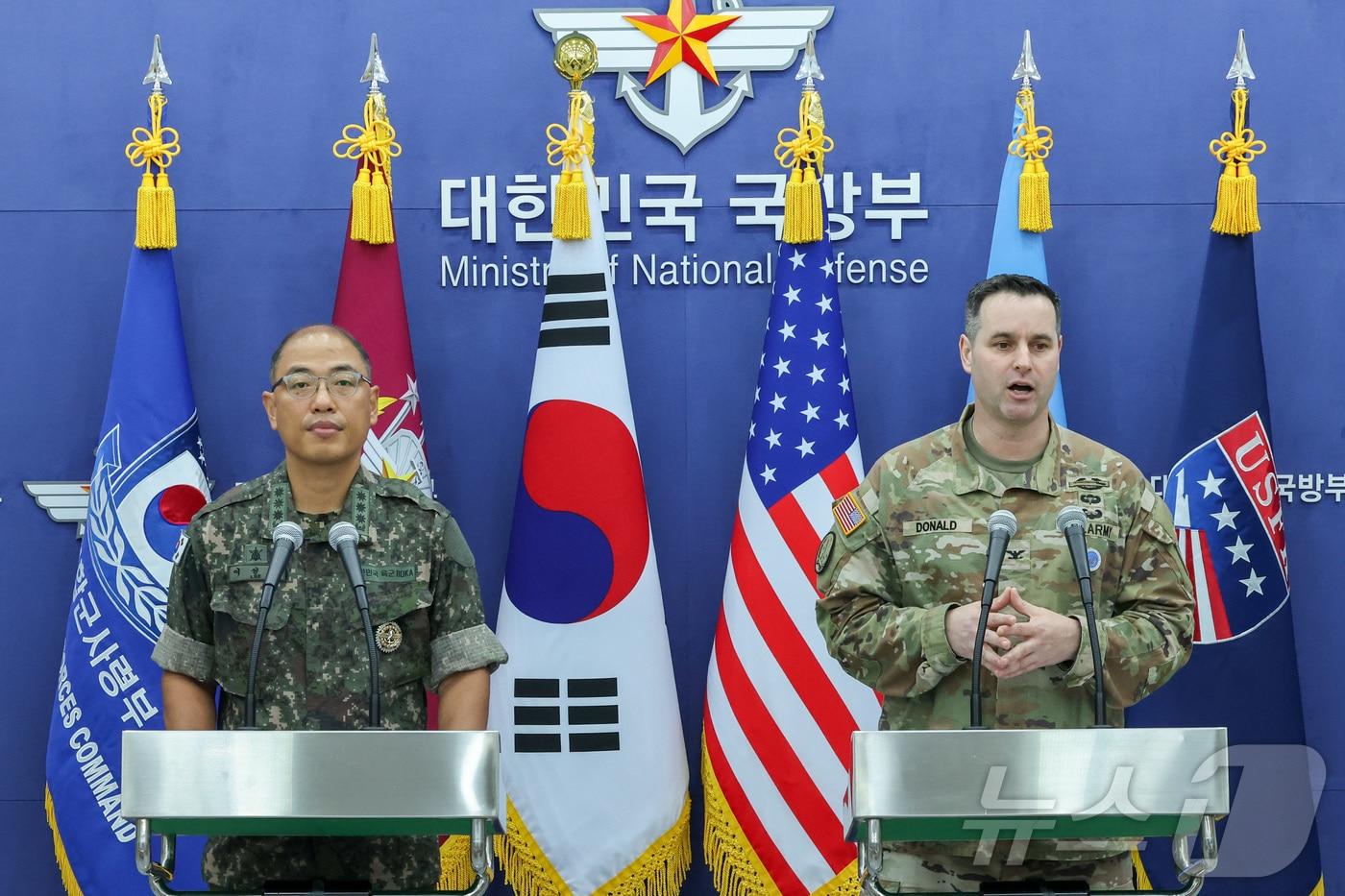 이성준 합동참모본부 공보실장&#40;왼쪽&#41;과 라이언 도널드 유엔사·연합사·주한미군사 공보실장이 7일 오전 서울 용산구 국방부 브리핑룸에서 25년 을지 자유의 방패&#40;UFS&#41; 연습 한미 공동브리핑을 하고 있다. 2025.8.7/뉴스1 ⓒ News1 사진공동취재단
