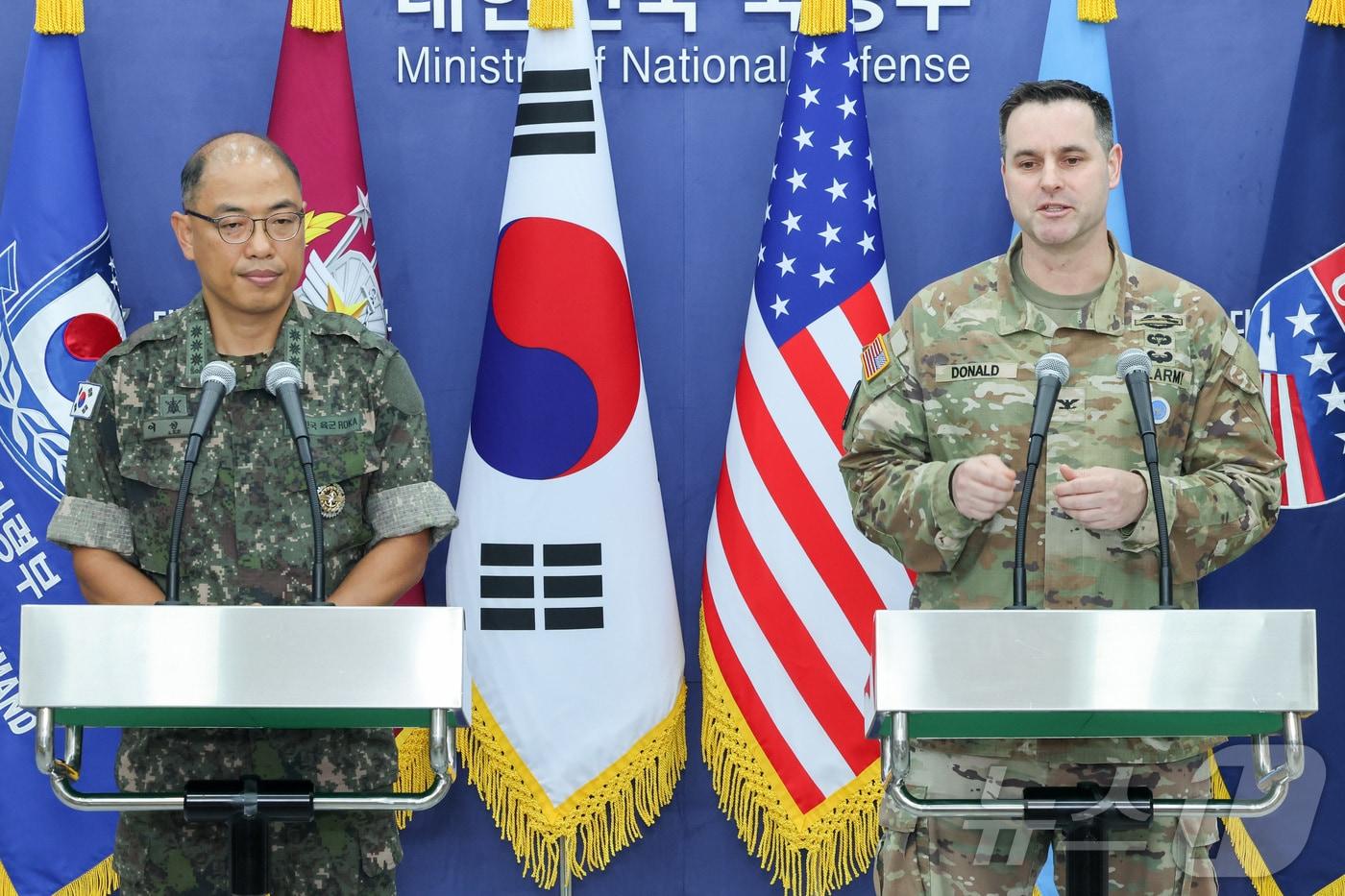 이성준 합동참모본부 공보실장&#40;왼쪽&#41;과 라이언 도널드 유엔사·연합사·주한미군사 공보실장이 7일 오전 서울 용산구 국방부 브리핑룸에서 25년 을지 자유의 방패&#40;UFS&#41; 연습 한미 공동브리핑을 하고 있다. 2025.8.7/뉴스1 ⓒ News1 사진공동취재단