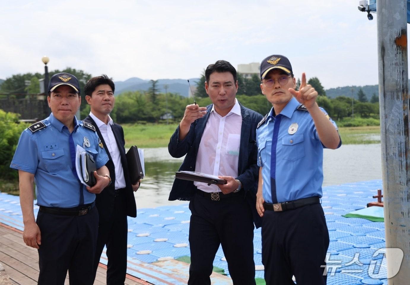 본문 이미지 - 김성종 동해지방해양경찰청장(오른쪽 첫 번째)은 6~7일 APEC 정상회의가 열리는 경주와 경제인 숙소로 활용될 플로팅 호텔(Floating Hotel) 운용 관련 포항 일대 현장을 점검했다.(동해해경청 제공, 재판매 및 DB 금지) 2025.8.7/뉴스1