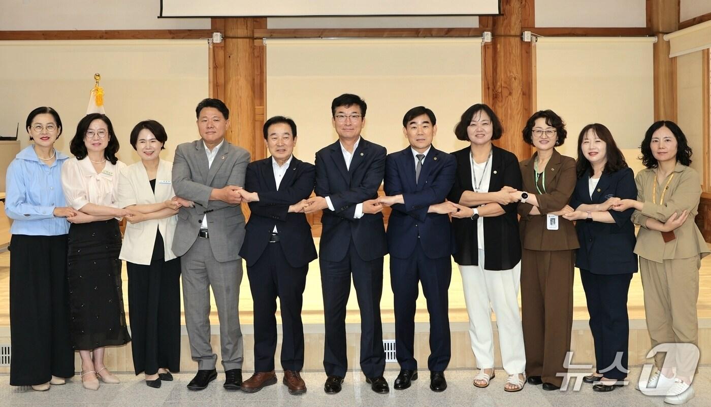 충북교육청과 진천군이 7일 진천 보재이상설기념관에서 교육 정책간담회를 열고 교육 현안에 전방위로 협력하기로 약속했다.(충북교육청 제공)/뉴스1