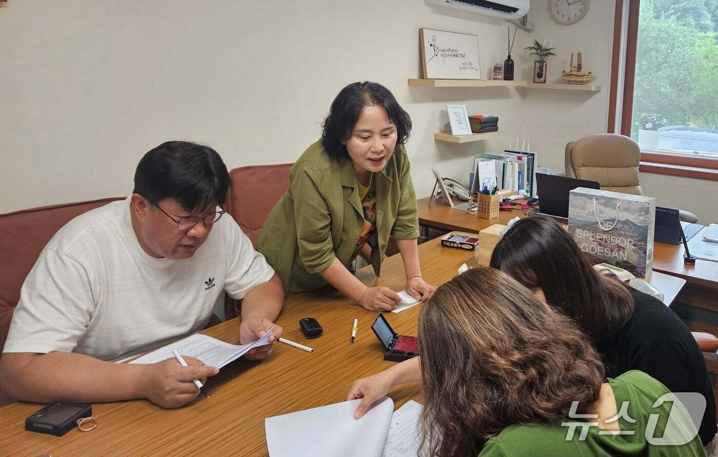충북 괴산군이 민생회복 소비쿠폰 찾아가는 신청 서비스를 적극적으로 시행하고 있다.(괴산군 제공, 재판매 및 DB금지)/뉴스1