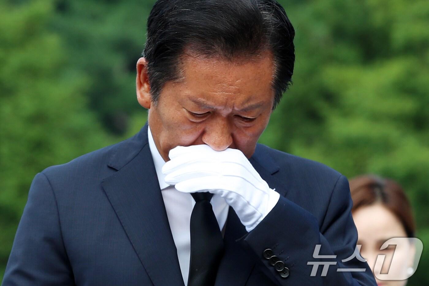 정청래 더불어민주당 대표가 7일 오전 경남 김해시 진영읍 봉하마을을 찾아 고 노무현 전 대통령 묘역을 참배하고 있다. 2025.8.7/뉴스1 ⓒ News1 윤일지 기자