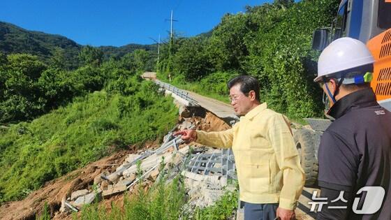 본문 이미지 -  정인화 시장이 7월 집중호우로 산사태가 발생한 다압면 현장을 찾아 빠른복구를 당부했다. &#40;광양시 제공&#41;  